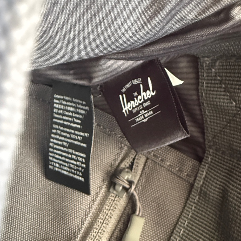 Herschel Grade Mini Crossbody NWT - Picture 9 of 9